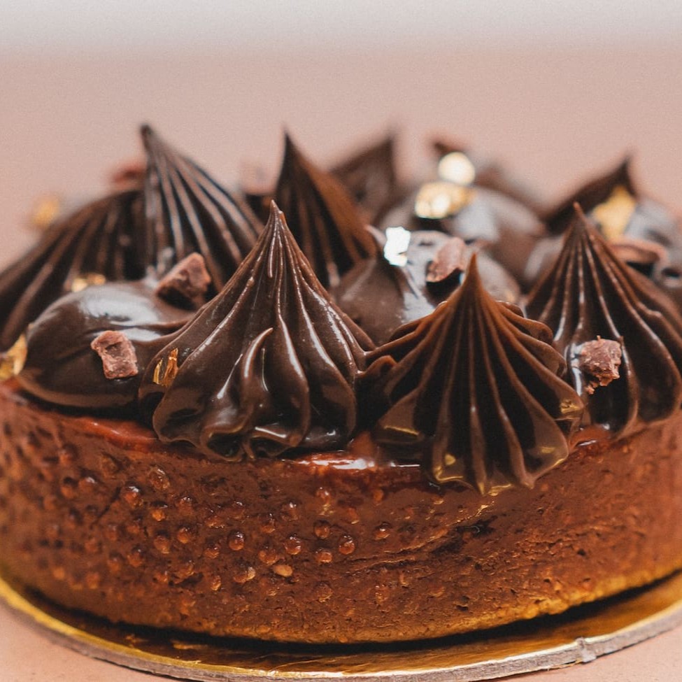 Massa Sablé Noir (feita com amêndoas e cacau 100% callebaut), Caramelo flor de sal, Ganache de Cacau Intenso e Finalizada com Folhas de Ouro! Um sabor irresistível!