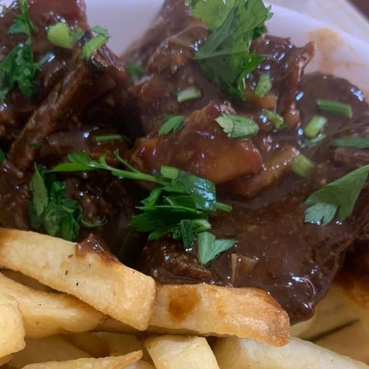 Acompanha Arroz, Feijão, Farofa, Batata Frita Ou Rústica E Salada A Sua Escolha.  **Servido Em Embalagem Redonda De Isopor **Refeição Individual **Imagem Real De Nosso Produto