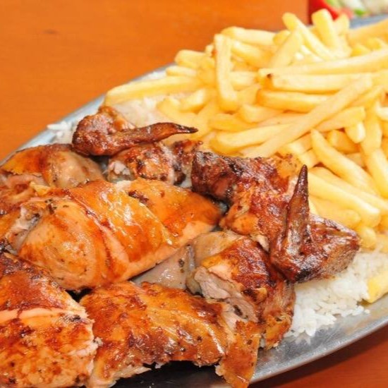 2 Frangos Assados Deliciolos Com 1 Porção De Batata Frita Grande De 400 Gr, Um Belo Pedido Para A Refeição Em Familia E Amigos