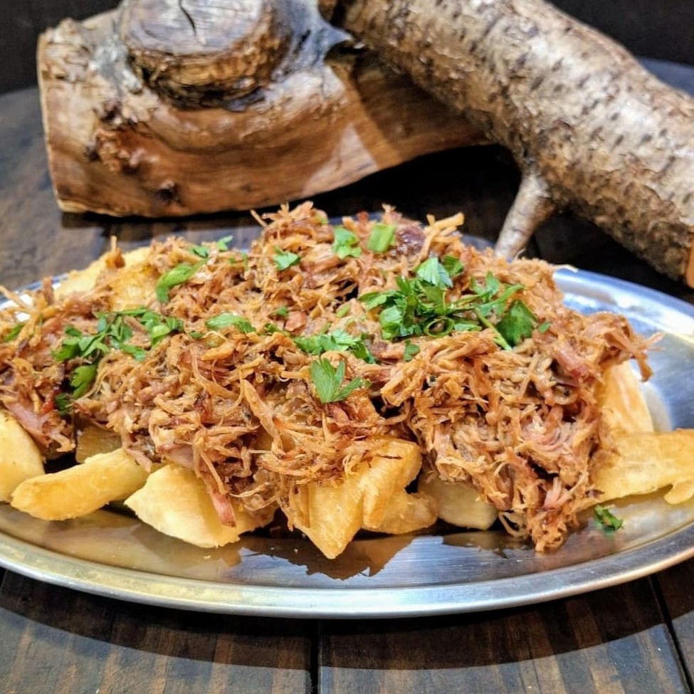 Aipim frito (500g) + Pulled Pork - A porção vem 500g de aipim frito + Copa lombo suíno desfiado, defumado por 7 horas no dry rub   *Todas as porções têm direito a 1 molho da casa.