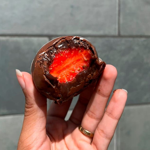 Morango fresco abraçado por brigadeiro 50% cacau e finalizado com cobertura de chocolate blend. Intensidade e frescor em uma única mordida.