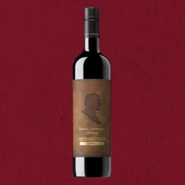 Peter Lehmann era membro da Ordem da Austrália, membro fundador dos Barões do Barossa e uma lenda do vinho australiano. A sua contribuição para a indústria como um todo foi reconhecida em 2009 com o International Wine Challenge Lifetime Achievement Award. Natural de Angossa em Barossa. Em 1947 começou sua trajetória como aprendiz de enólogo e em 1959 assume o papel de enólogo e gerente em uma vinícola de Barossa Valley. Após uma crise em 1977, Peter levanta finanças e em 1979 constrói sua vinícola, que passa a ser chamada de Peter Lehmann Wines em 1982. Seu primeiro Shiraz fica pronto em 87 e no ano seguinte tem 6 vezes seus vinhos nomeados no Top 100 da American Wine Spectator e em 2017 tem um de seus vinhos como o número 2 do mundo no Syrah du Monde Competition.  Vinho Proveniente da Austrália Embalagem: 750ml Elaboração: fermentação em tanques de aço inox Temp. Serviço: 14 a 18 Graus