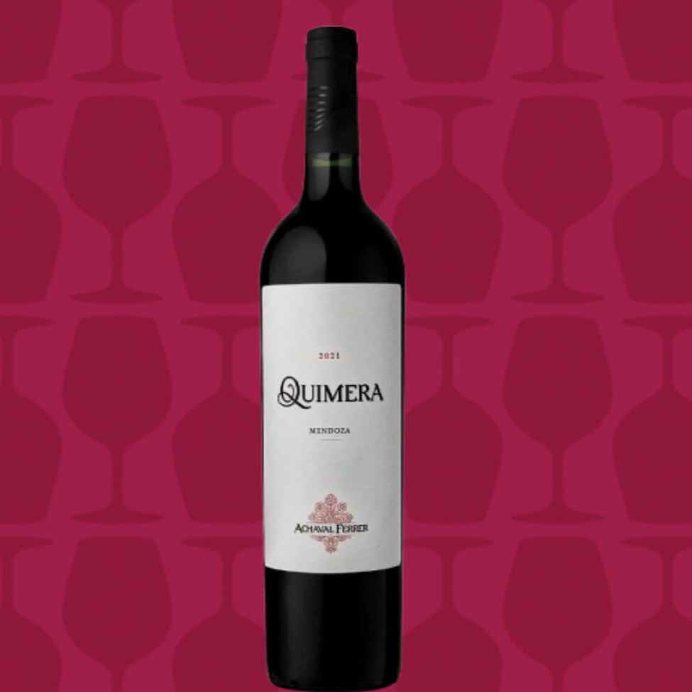O Vinho Quimera Achaval Ferrer é um tinto argentino de alta gama da região de Mendoza, elaborado com corte de Malbec, Cabernet Sauvignon, Cabernet Franc, Merlot e Petit Verdot. Passa 13 meses em barricas de carvalho francês, resultando em um vinho complexo, elegante e equilibrado, de cor rubi com reflexos violáceos, aromas de frutas negras, especiarias, notas florais e sutis toques tostados. Em boca confirma intensidade e taninos maduros, com grande persistência. Avaliado com 92 pontos por Robert Parker, harmoniza perfeitamente com carnes vermelhas, cordeiro e churrasco, possui 14,5% de álcool e potencial de guarda superior a 10 anos.