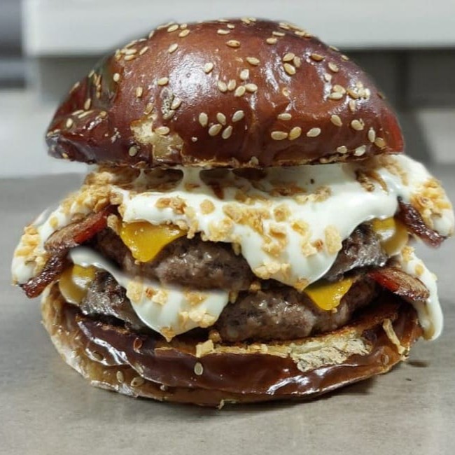 100g de blend angus especial com tiras de bacon, queijo cheddar e molho de alho levemente salpicado com alho torrado, no pão prime mais macio e delicioso do mundo!