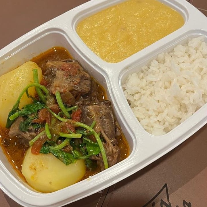Rabada com batatas cozidas e agrião, acompanha arroz branco e  polenta.
