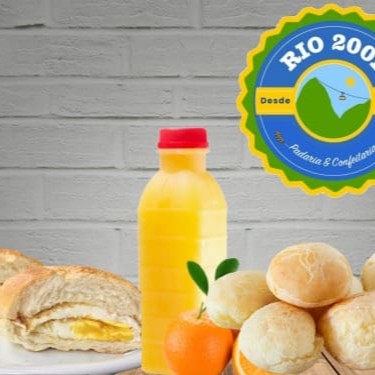 Desfrute de um 'Café da Manhã' saboroso e nutritivo. O prato traz um pão fresquinho e macio, recheado com um ovo preparado na hora. Acompanha ainda quatro deliciosos pães de queijo, crocantes por fora e cremosos por dentro, feitos com queijo de primeira qualidade. Para tornar a refeição ainda mais completa, inclui um suco de laranja natural, com 300ml, recém-espremido, cheio de vitaminas e muito refrescante. Um café da manhã prático, mas sem abrir mão do sabor e da qualidade.