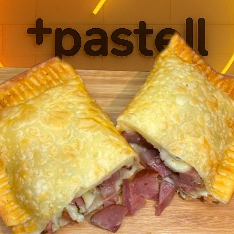 Delicioso pastel de calabresa com massa sequinha e crocante, recheado generosamente com calabresa, queijo mussarela, orégano e cheiro verde. Uma explosão de sabores em cada mordida. Aproveite essa promoção e saboreie o melhor pastel da região!