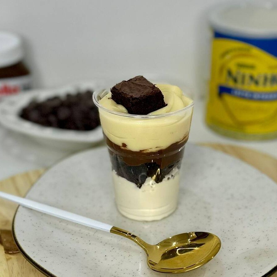 Mousse de leite Ninho cremoso, com camadas de brownie, Nutella e brigadeiro cremoso de Ninho. Finalizado com pedaços de brownie e mais Nutella, é uma sobremesa irresistível e cheia de sabor!