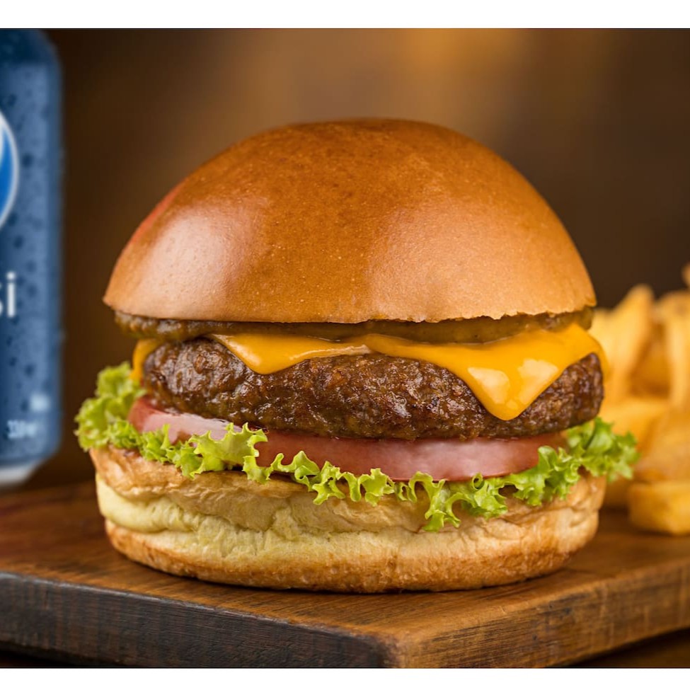 Future Burger (Nosso burger do futuro a base de plantas, mas com sabor e textura de carne. Pão de brioche, burger do futuro, molho da casa a base de alho, queijo prato, alface, tomate e cebola) + Batata p. + Bebida