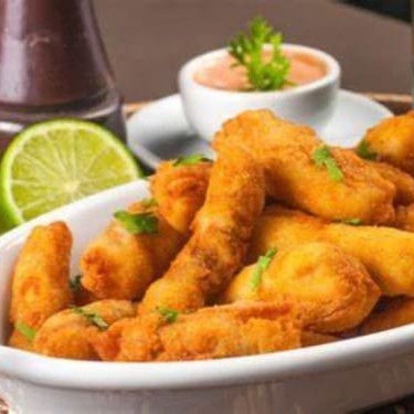 Crocante Isca de Peixe, acompanha arroz, feijão Macarão . Escolha entre Maionese , Salada de Legumes  ou Salada Verde . Obs: - Embalagem Pt 102. - Ideal para uma pessoa. Esperamos que você tenha uma ótima experiência com a gente.  Tags: Peixe empanado, peixe à milanesa. Serve 1 pessoa (600g)