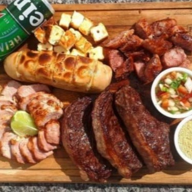 Monte seu churrasco! Escolha entre carnes suculentas, acompanhamentos e extras para uma refeição individual ou para compartilhar com a família. Prático, personalizado e saboroso.