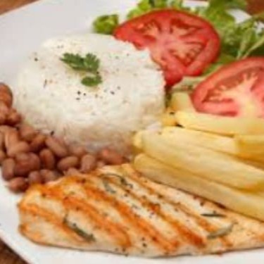 Acompanha: Arroz, feijão, farofa, fritas e salada.