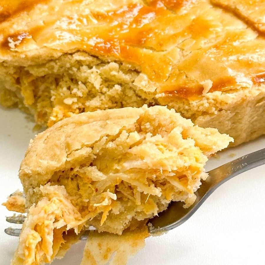 A verdadeira massa de empada, você encontra aqui.  Massa leve que derrete na boca.  O empadão é servido na embalagem descartável de alumínio (quentinha), tamanho 220ml