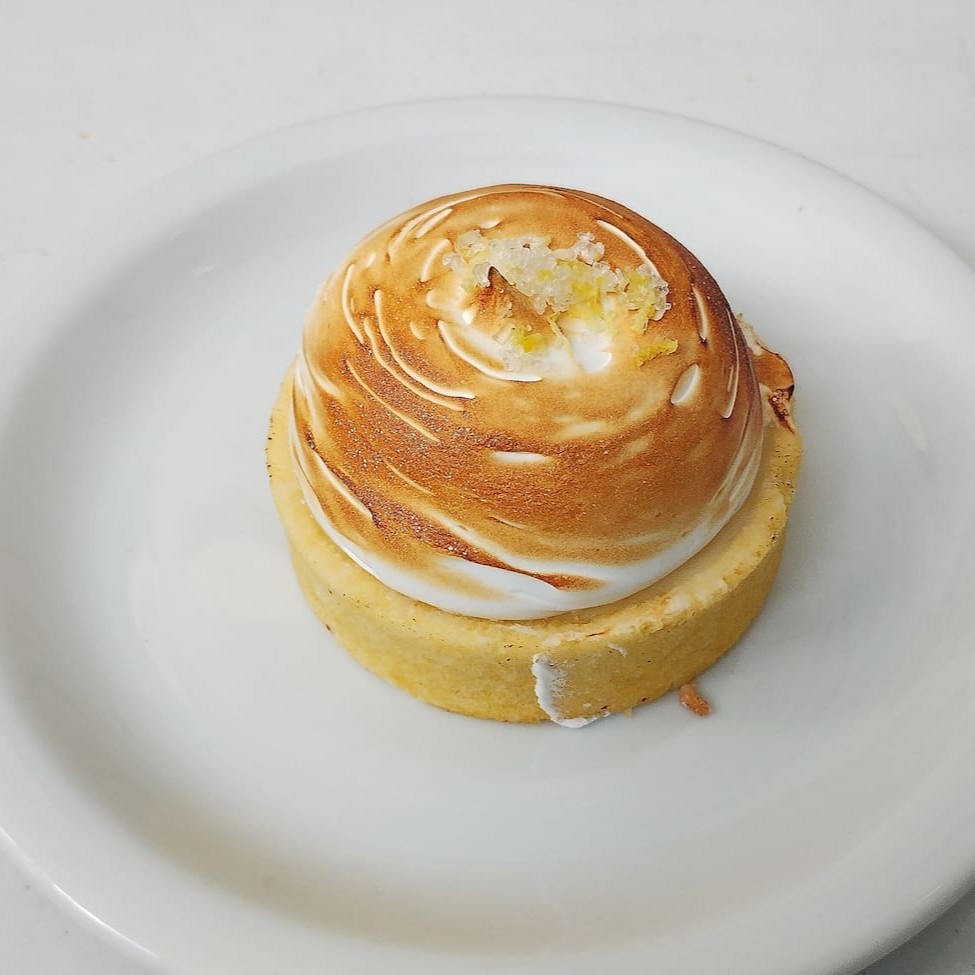Experimente nossa fascinante Tartelete de Limão, categorizada em 'Doces e Tortas'. Esta magnífica criação culinária se destaca com um recheio divino de mousse de limão. A acidez equilibrada do limão aliada à leveza do mousse cria uma textura irresistível e um sabor inesquecível. Cada mordida é uma experiência única que encanta os sentidos. Ideal para os amantes de doces que apreciam a sutileza do limão. É a junção perfeita de sabor, textura e prazer.