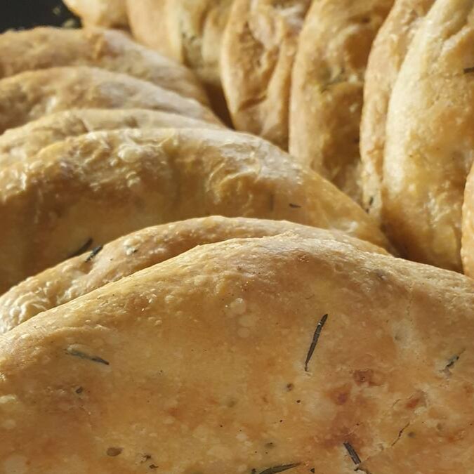 O mais coringa entre os pães! Bem saborosa, a focaccia fica especialmente gostosa como acompanhamento para antepastos, conservas e burratas. E se não for integralmente consumida fresca, rende a melhor torrada de todas!