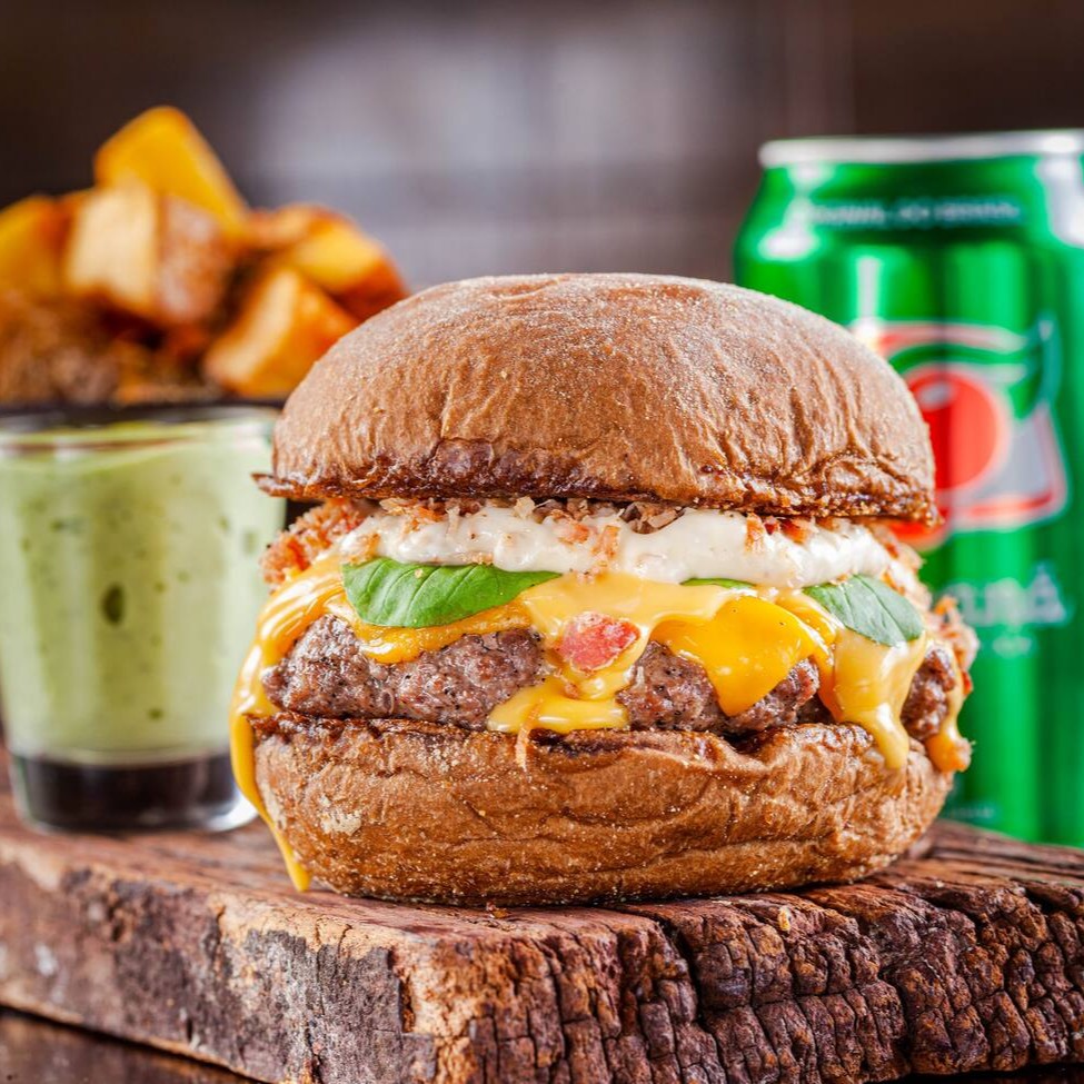 Blend 150g, Queijo Cheddar, Maionese de bacon, , creme de cheddar artesanal, farofa de bacon e rúcula fresca no pão australiano.