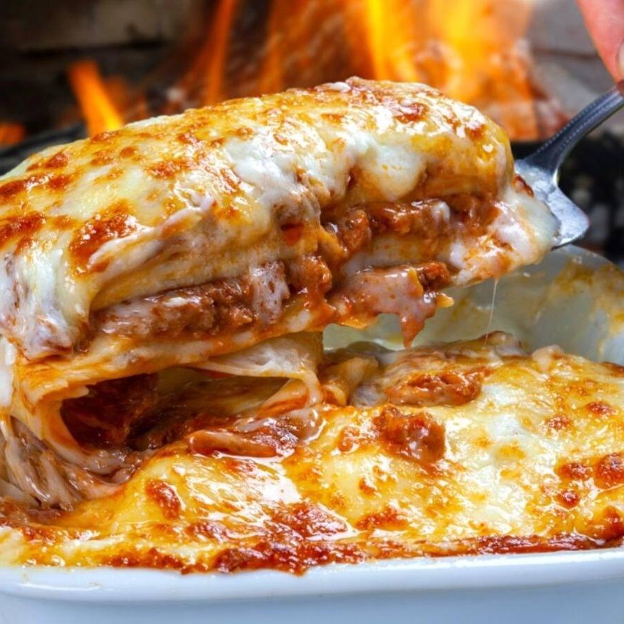 Deliciosa & Saborosa Lasanha á Bolonhesa + Arroz + Fritas + Coca-Cola 200ml