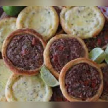 5 unidades de esfihas de carne e 5 unidades de esfihas de queijo fresco