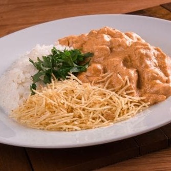 Nosso Strognoff de Frango, é uma escolha irresistivelmente deliciosa! Este prato é cuidadosamente preparado com pedaços suculentos de frango imersos em um molho cremoso e encorpado, proporcionando um sabor inconfundível e satisfação garantida. Para completar a experiência gastronômica, o prato é generosamente acompanhado de arroz branco e crocante batata palha. É a combinação perfeita para uma refeição prazerosa. Marmita sugerida para 01 pessoa. Nessa refeição todos os itens vão separados.