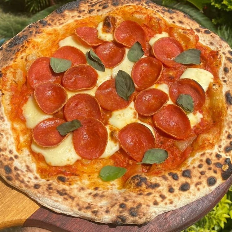 Molho de tomate do chef, muçarela, peperoni ceratti e manjericão. Pizza artesanal, fermentada por 100 horas, com molho feito 100% com carinho e ingredientes naturais, livre de industrializados e aditivos. Serve 2 pessoas.