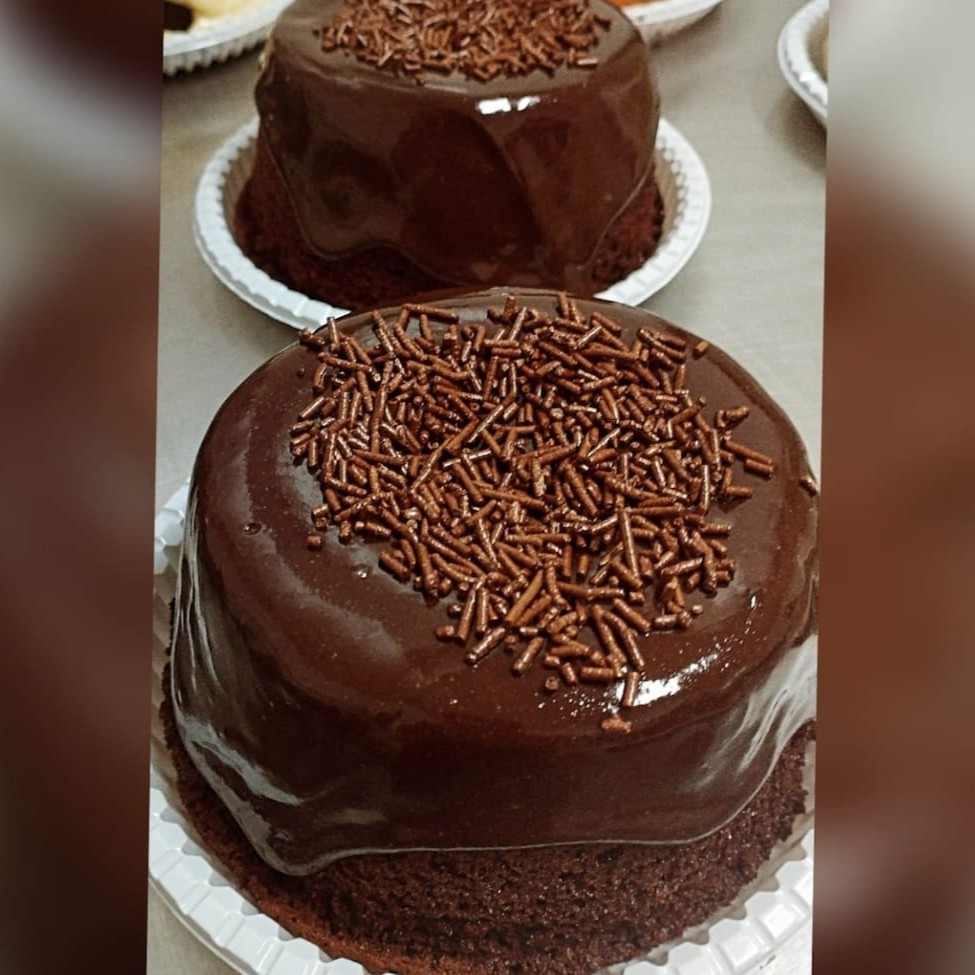 Delicioso bolo vulcão de chocolate com brigadeiro de chocolate 50% Aprox. 500g Forma nº 14 Serve de 2 a 4 pessoas.