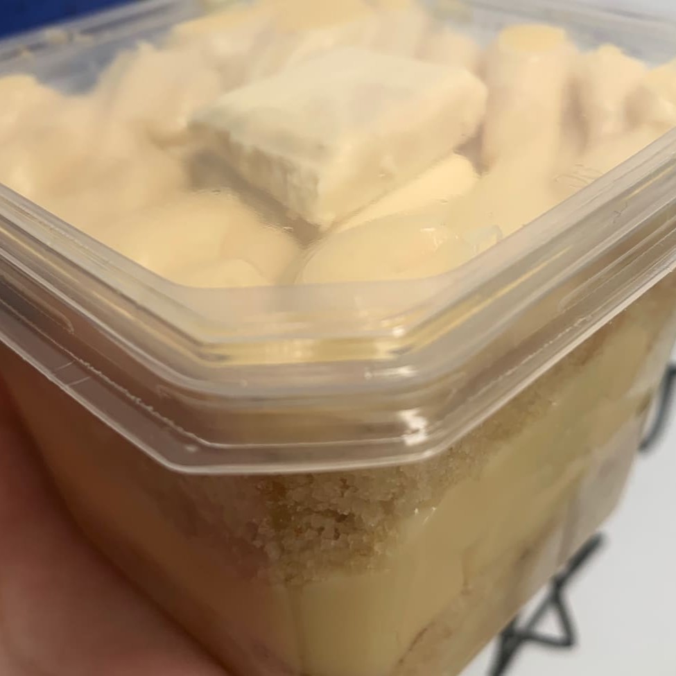 Massa branquinha, recheada com creme de galak e pedaços de galak, sempre um sucesso de vendas por aqui.