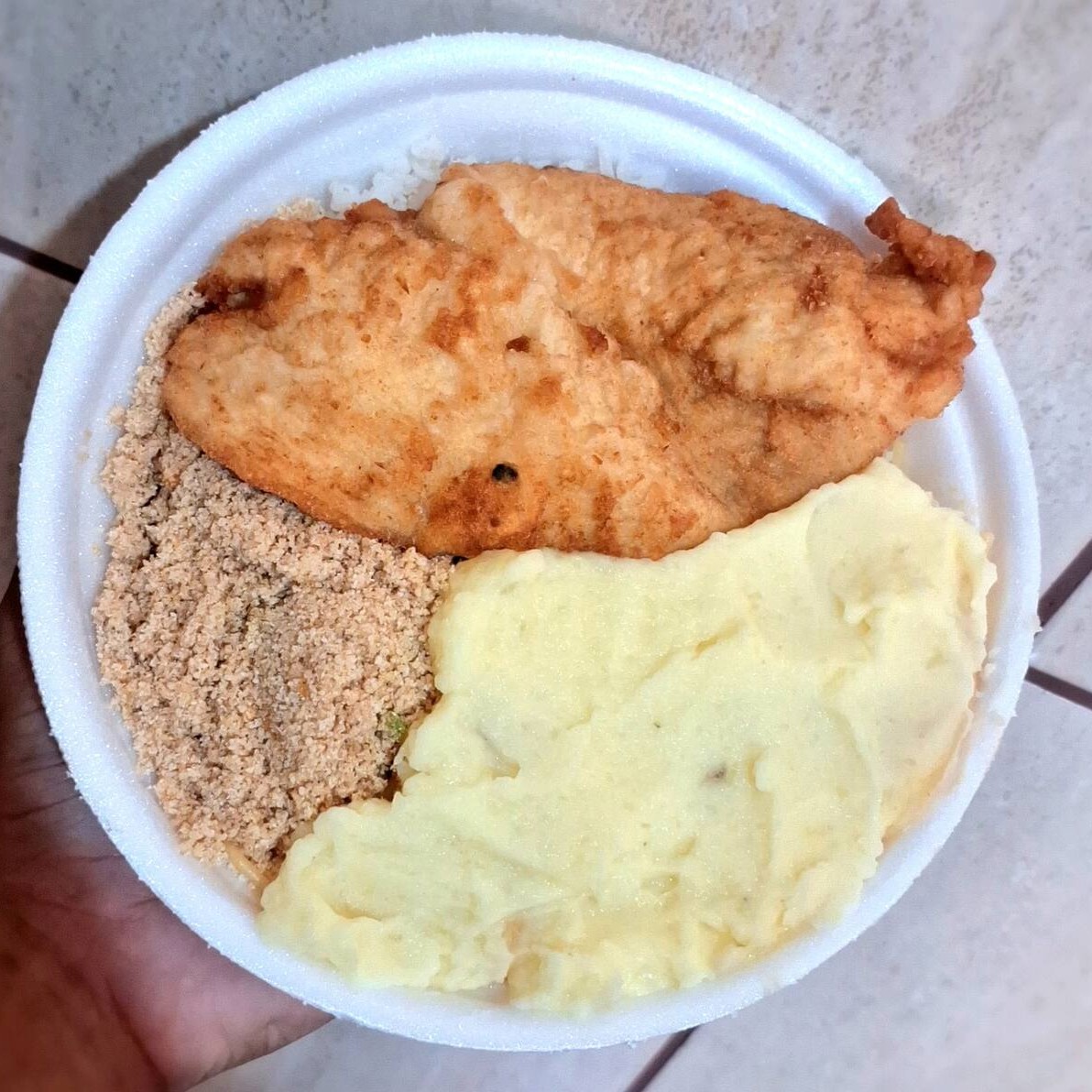 Arroz, feijão, macarrão e farofa