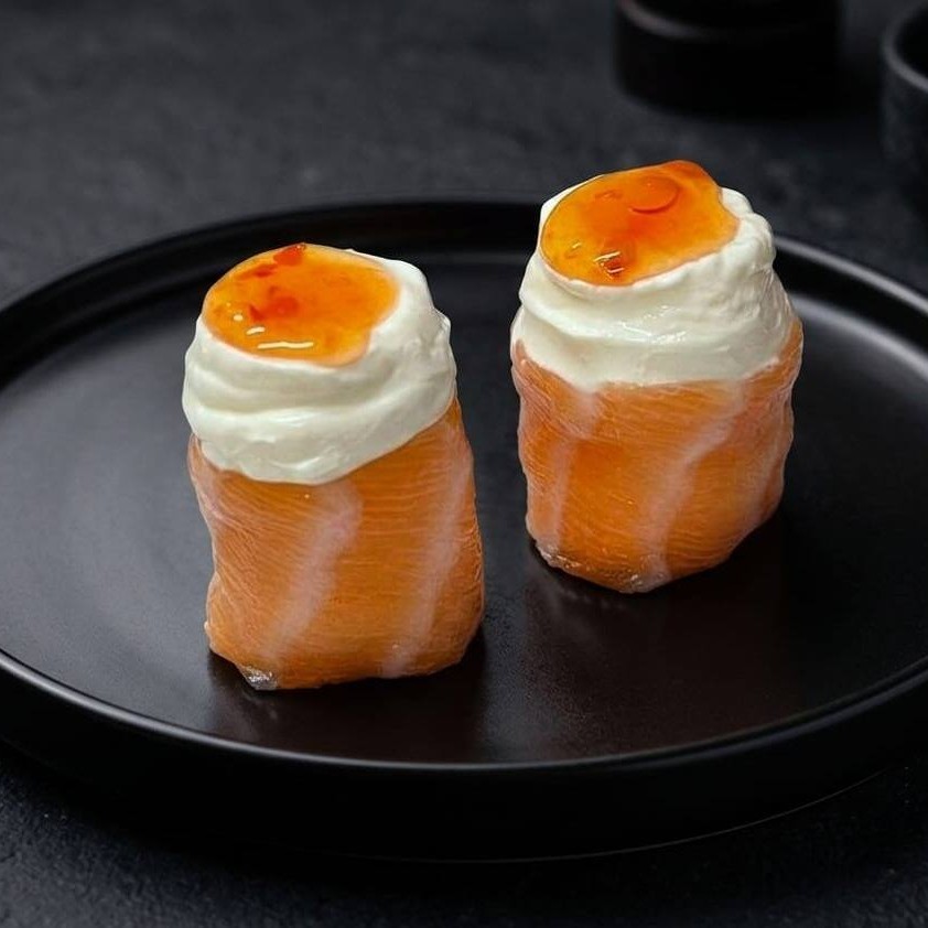 Joe de Salmão com Geleia de Pimenta Lâmina de Salmão recheado de arroz, cream cheese e coberto geleia de pimenta.