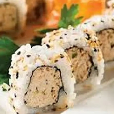 Pasta de atum com cream cheese enrolado com alga, arroz japonês por fora e gergelim.