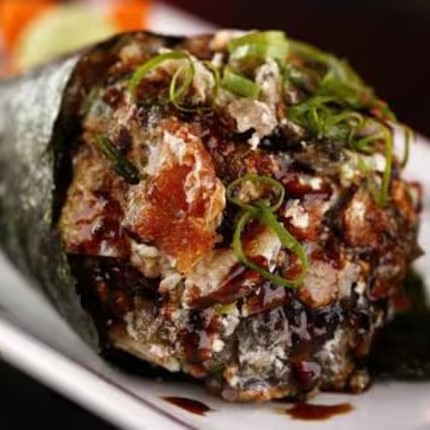 Pele do salmão grelhada, arroz Japonês, alga e Cream Cheese, feito Especialmente Pra Você!