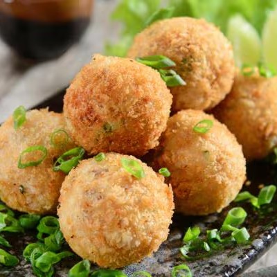 4 bolinhas de salmão recheadas com Catupiry e cebolinha empanadas na farinha panko.

Bolinho crocante recheado com salmão, cream cheese e arroz temperado, empanado na casquinha especial e frito na hora. Crocante por fora, cremoso por dentro!

Uma opção irresistível para começar seu pedido com muito sabor.