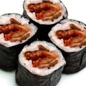 (alga, arroz e pele de salmão grelhada)