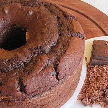 Bolo de chocolate feito com cacau. Não é um bolo muito doce, massa úmida e leve é feito com leite fervendo.