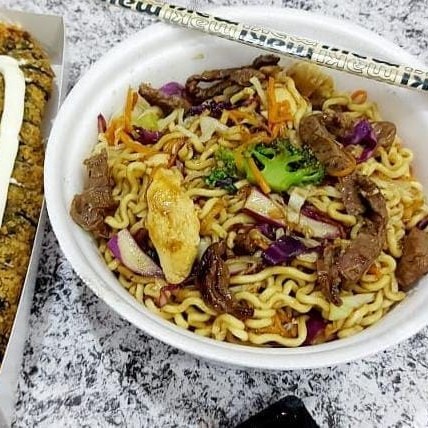 10 hot filadelfia - Enrolados de salmão e cream cheese empanado  yakissoba misto grande - Espaguete instantâneo com repolho branco, roxo, cenoura, brócolis e molho da casa. carne e frango