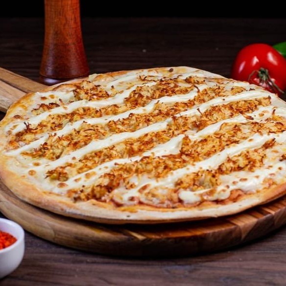 Frango desfiado, Catupiry e muçarela com aquele molho que só o Sr. Pizza conhece. É tipo novela antiga: todo mundo conhece, ninguém enjoa.