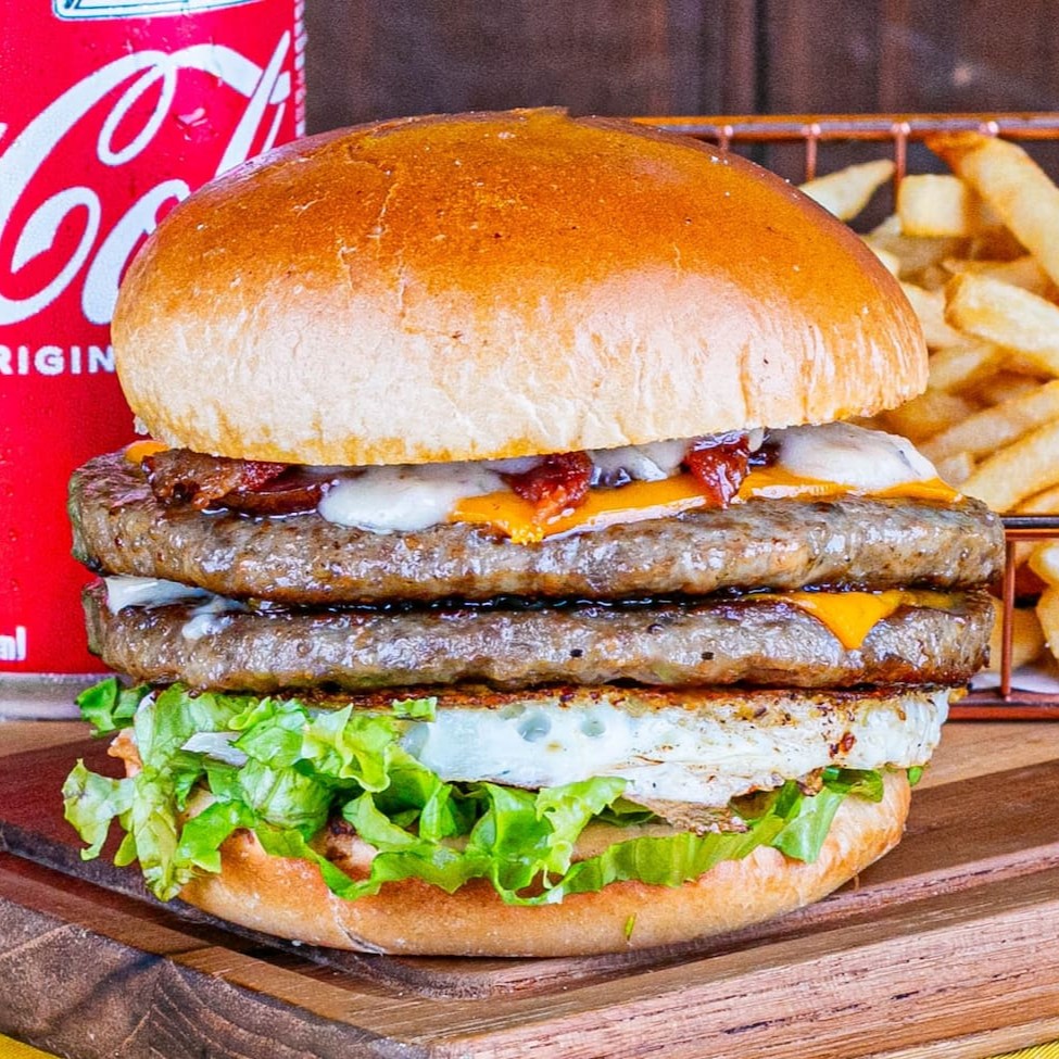 Pão de brioche, 2 carnes, 2x queijo, ovo, bacon, calabresa, salada e maionese especial Lanches saborosos e quentinhos preparados com todo o capricho para atender a sua fome. _ _#Hamburguer #Xis #Hotdog #Cachorroquente #pernil #calabresa #Bauru #Frango #Carne #Combo