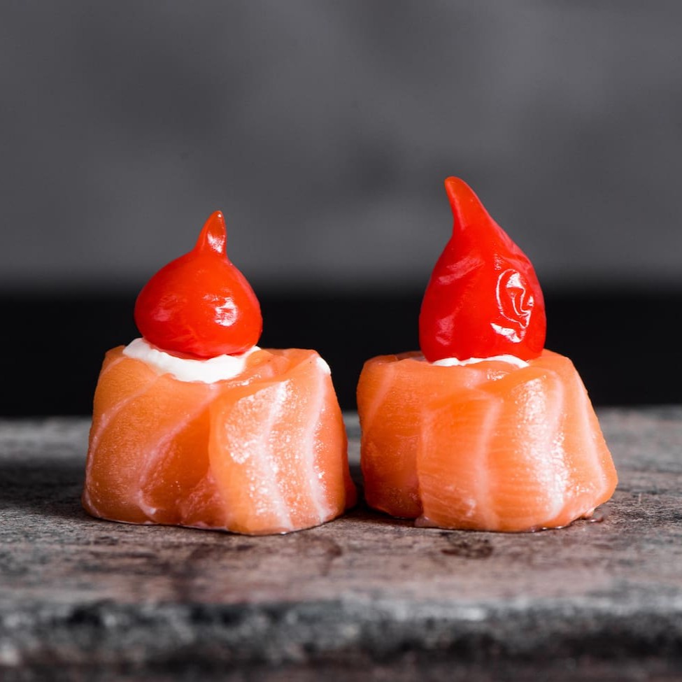 Lâmina de salmão recheado com cream cheese, finalizado com pimenta biquinho.