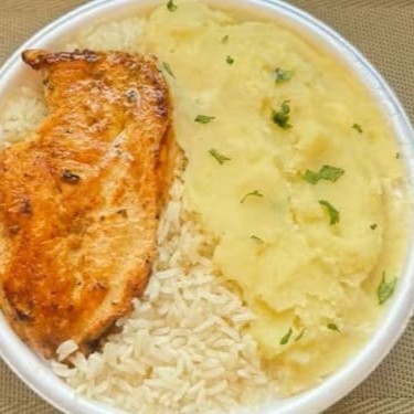 Marmita com delicioso filé de frango grelhado acompanhado de arroz branco, feijão e purê de batata inglesa. Acompanha refrigerante pet Coca Cola Zero sem açúcar bem gelado. Marmita indicada para 01 pessoa.
