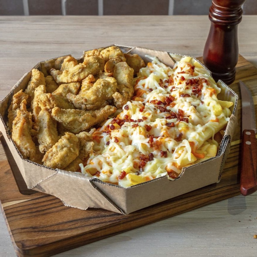 Frango empanado crocante, servido com batata frita crocante, cheddar cremoso, mussarela derretida e bacon. Uma porção generosa e irresistível para compartilhar!