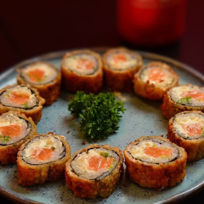 Hot filadélfia de salmão! Nosso delicioso salmão, com cream cheese e cebolinha, é empanado com a crocante farinha panko. *Porção com 10 uni*