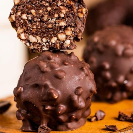 Chocolate belga ao leite Callebaut, recheado com creme de avelã e coberto com amendoim.