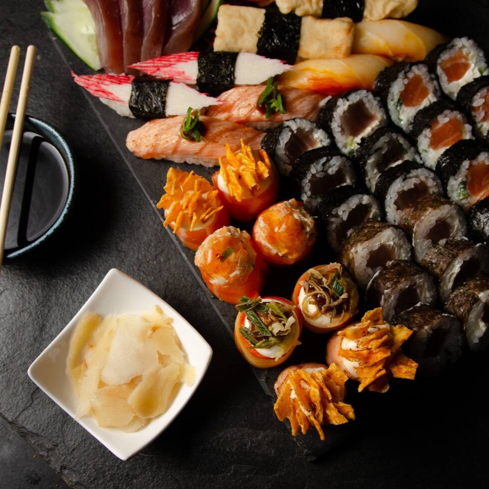 12 rolls, 2 sushis e 2 joe. Personalize seu combo!