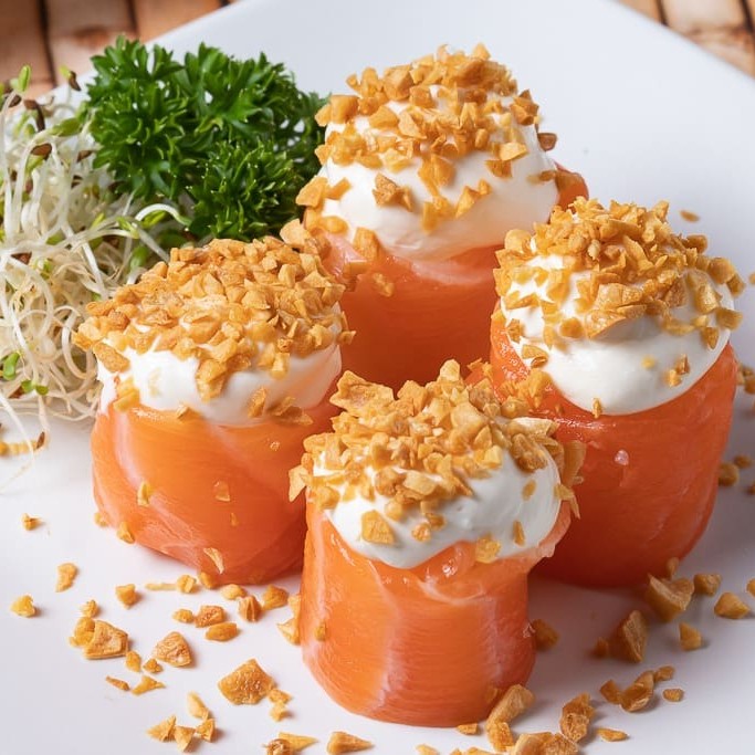 Base de arroz, envolto por uma delicada lâmina de peixe com complementos a sua escolha  Opções:  Gunkan baroa (4 unid) Gunkan crispy couve (4 unid) Gunkan sweety chilli (4 unid.) Gunkan cream cheese (4 unid.) Gunkan alho (4 unid.) Gunkan gorgonzola (4 unid)