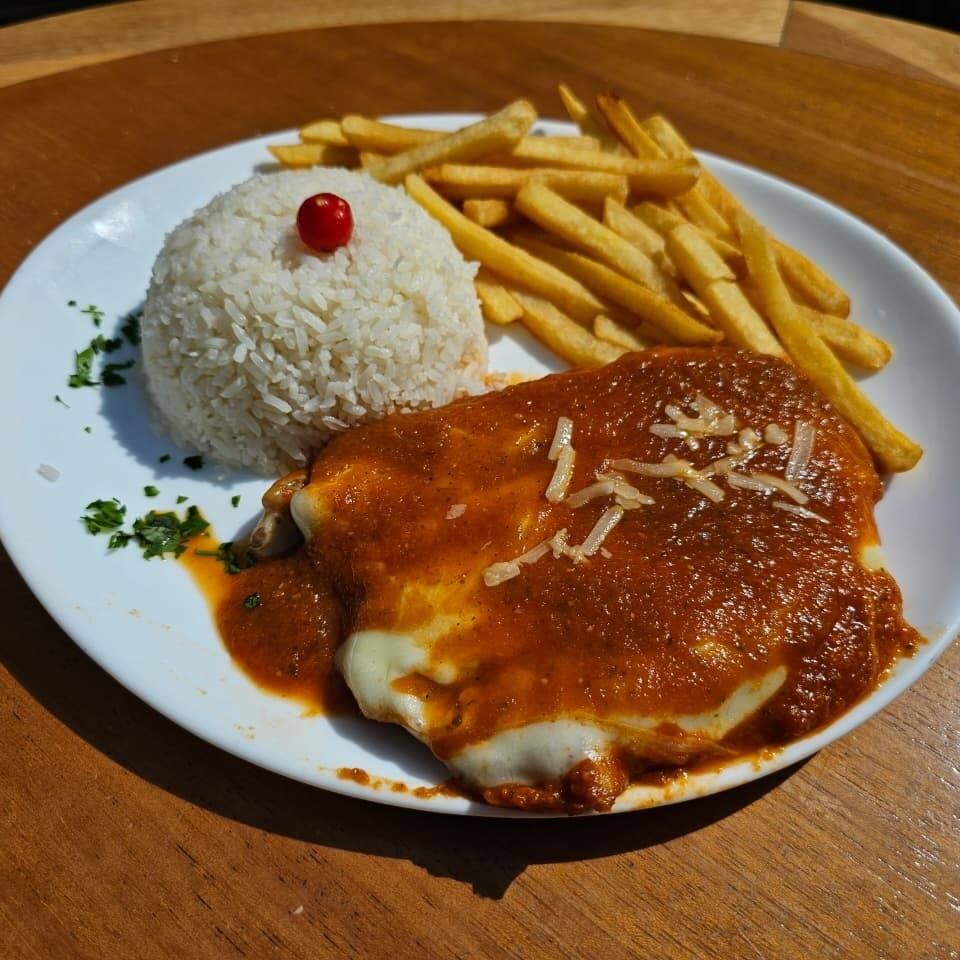 Deliciosa & saborosa á parmegiana de frango , acompnha arroz , e fritas , feita com molho especial gourmet .