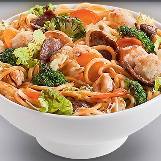 Maravilhoso Yakisoba de Frango, primorosamente preparado com macarrão estilo miojo, meticulosamente escolhido para proporcionar uma textura inigualável. O frango é selecionado com o maior cuidado, temperado na medida certa para oferecer um sabor inesquecível. Acompanhado de repolho roxo e verde, brócolis, cenoura e acelga, todos frescos e crocantes, que acrescentam um toque saudável e delicioso ao prato. Nosso yakisoba é cuidadosamente preparado no óleo de gergelim, que confere um aroma e um sabor inconfundíveis. Para finalizar, adicionamos um toque de tonkatsu que eleva ainda mais o sabor deste prato. Este Yakisoba de Frango, com 550 gramas, promete uma experiência culinária verdadeiramente prazerosa.
