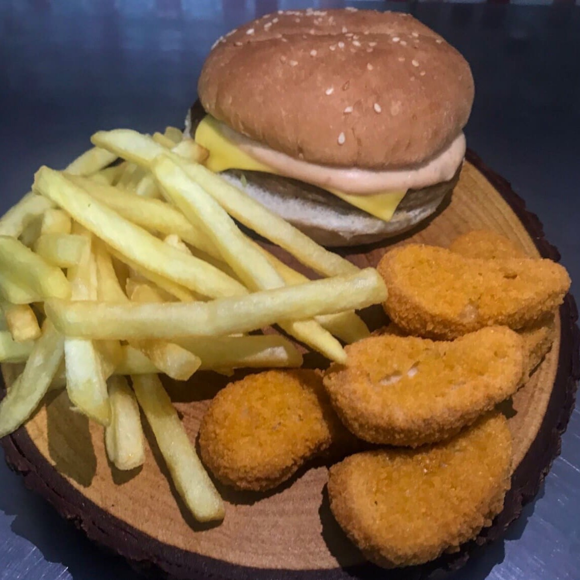 1 hambúrguer Ander X + 1 batata pequena + 6 unidades de nugget.