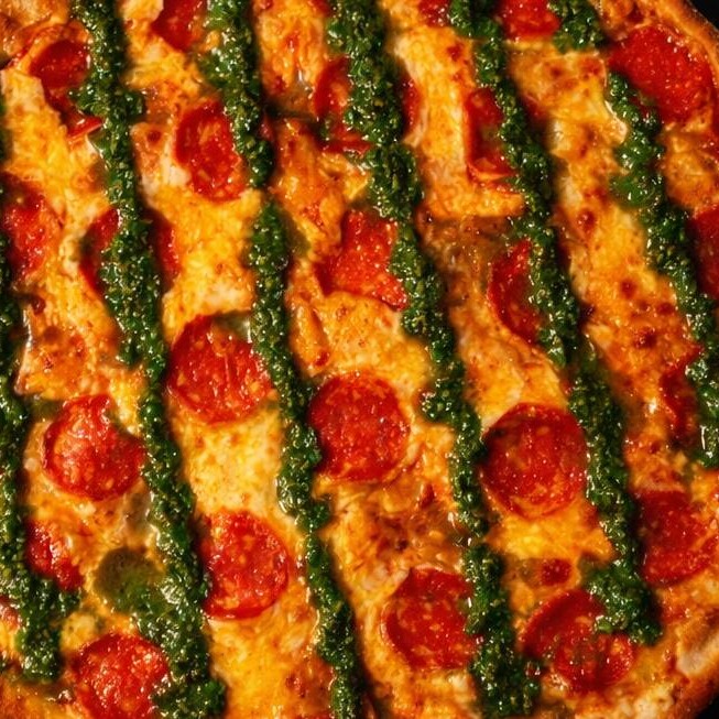 Molho de tomate pelati italiano, queijo mussarela derretido, fatias de peperoni e um toque especial de molho pesto.