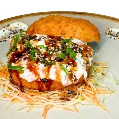Delicioso Hambúrguer de sushi. Para se apaixonar!  Itens: Arroz japonês, cream chesse, salmão Ou camarão Ou atum, empanado e frito, finalizado com cebolinha gergelim e tarê