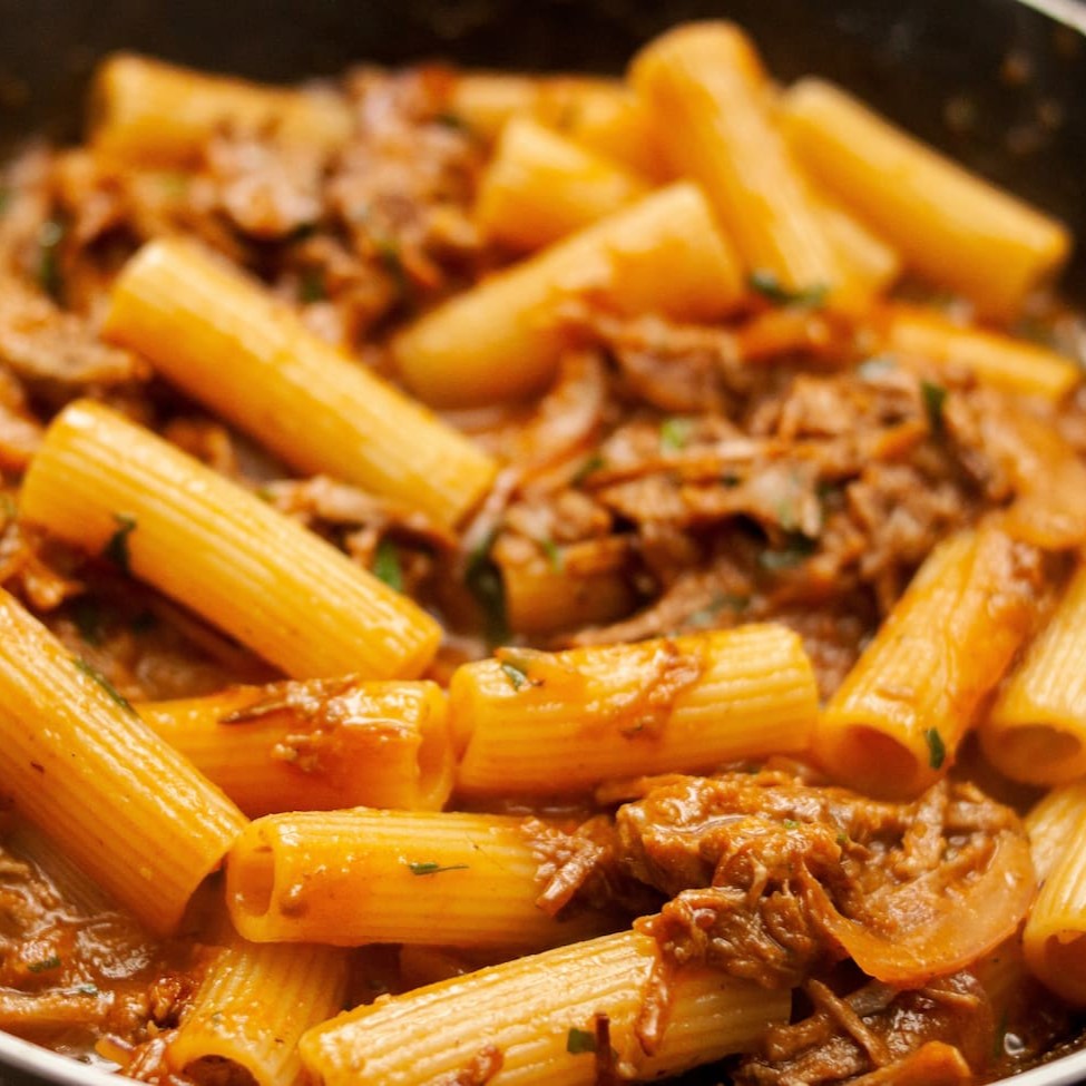 Desfrute de um prato delicioso e único com a nossa massa Rigatoni com cupim! Feita com massa fresca e cupim macio cozido lentamente em um molho rico e saboroso, essa refeição é uma verdadeira explosão de sabores. A massa Rigatoni é um tipo de massa italiana que é perfeita para segurar o molho e combinar com pedaços de carne tenros. O cupim é cozido lentamente em um molho de tomate artesanal, temperado com especiarias selecionadas e ervas frescas para criar um sabor profundo e rico.