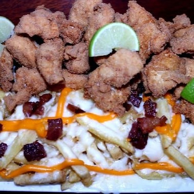 Iscas de frango empanadas com batata gratinada com cheedar e bacon + molho rose . Acompanha uma coca-cola 350ml.